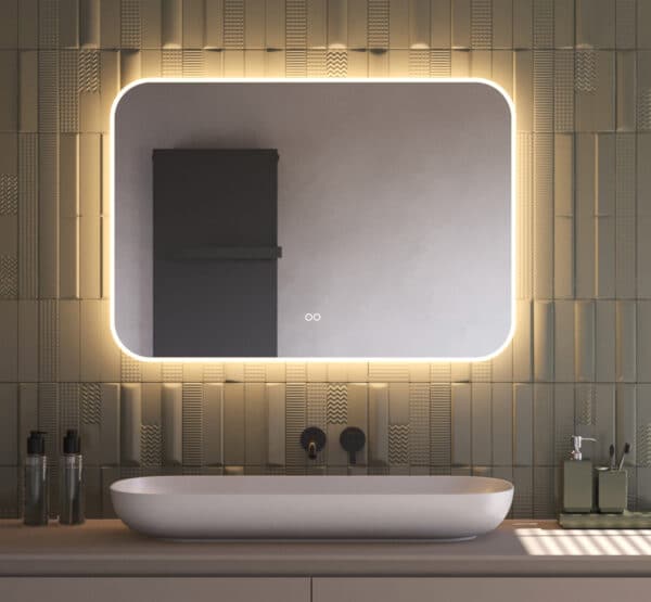 Deze moderne badkamer spiegel met afgeronde hoeken is van alle gemakken voorzien, zoals: verlichting, spiegelverwarming, dimfunctie en een instelbare lichtkleur