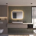 Deze stijlvolle badkamer spiegel met afgeronde hoeken is 100 cm breed, 70 cm hoog en slechts 3 cm diep