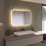 De geïntegreerde spiegelverwarming schakelt automatisch mee met de verlichting en voorkomt dat de spiegel beslaat na bv het douchen, handig!