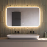 Deze moderne badkamer spiegel met afgeronde hoeken is van alle gemakken voorzien, zoals: verlichting, spiegelverwarming, dimfunctie en een instelbare lichtkleur