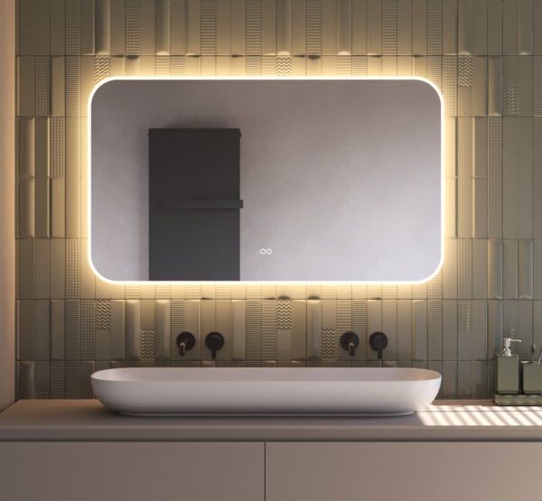 Deze moderne badkamer spiegel met afgeronde hoeken is van alle gemakken voorzien, zoals: verlichting, spiegelverwarming, dimfunctie en een instelbare lichtkleur