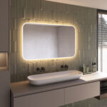 De geïntegreerde spiegelverwarming schakelt automatisch mee met de verlichting en voorkomt dat de spiegel beslaat na bv het douchen, handig!