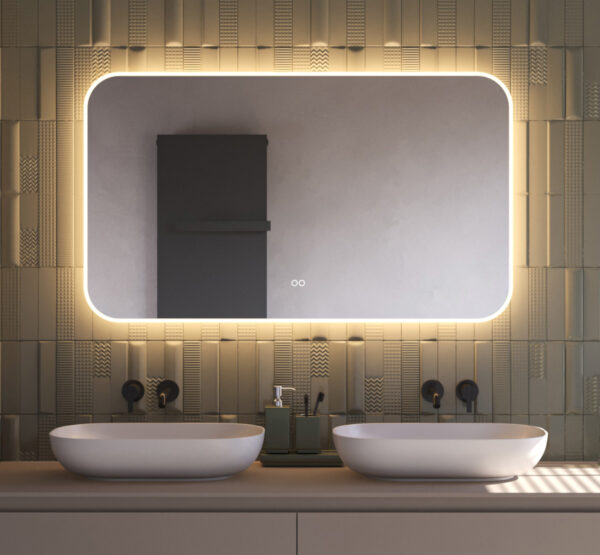 Deze moderne badkamer spiegel met afgeronde hoeken is van alle gemakken voorzien, zoals: verlichting, spiegelverwarming, dimfunctie en een instelbare lichtkleur
