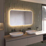 De geïntegreerde spiegelverwarming schakelt automatisch mee met de verlichting en voorkomt dat de spiegel beslaat na bv het douchen, handig!